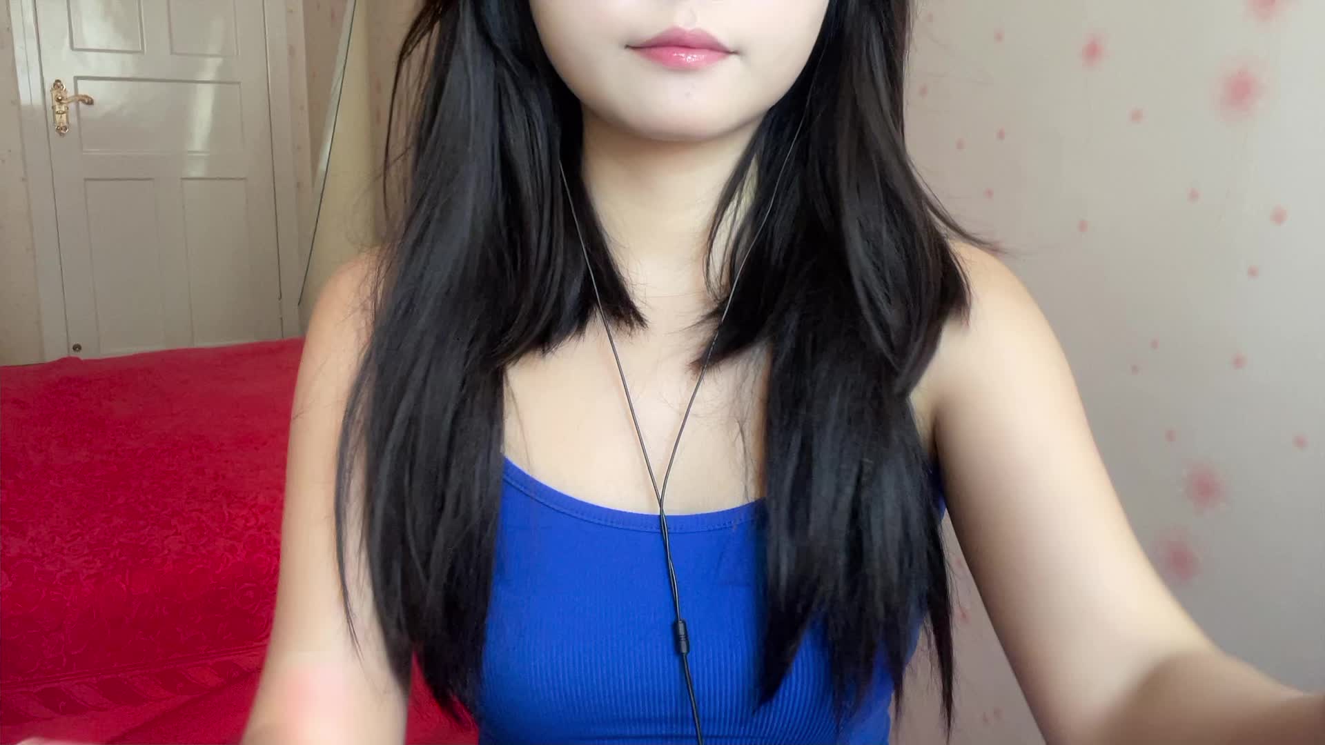 #荷包蛋助眠 蓝色紧身裙子抓挠